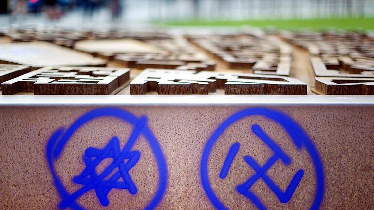 Antisemitismus.jpeg       -  Ein Hakenkreuz und ein durchgestrichener Davidstern. Ähnliche Schmierereien sind auch an deutschen Hochschulen zu finden.