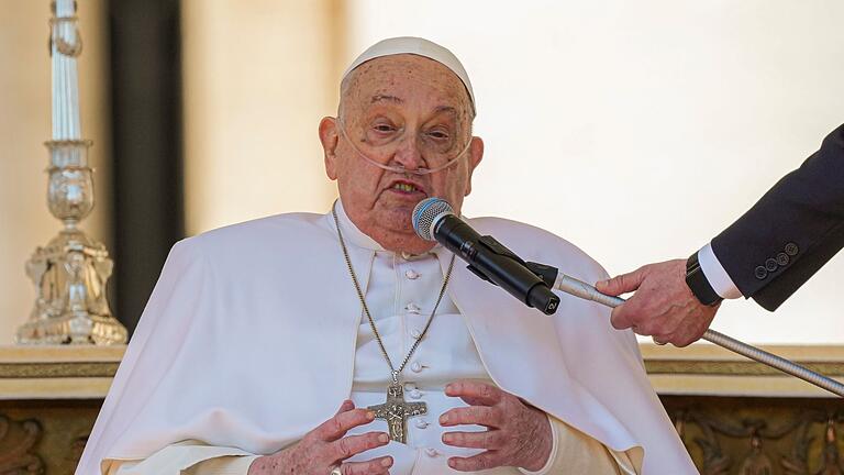 Messe auf dem Petersplatz - Überraschung in Rom: Kranker Papst spricht kurz zu den Gläubigen. Messe auf dem Petersplatz - Überraschung in Rom: Kranker Papst spricht kurz zu den Gläubigen.