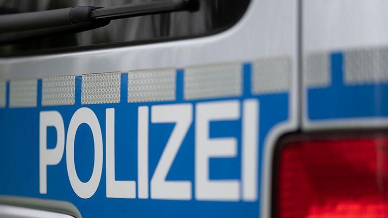 Symbolbild Polizei       -  Die Polizei steht in Kontakt zu einer Person in der Wohnung, aus der die Schussgeräusche wahrgenommen wurden. (Symbolbild)
