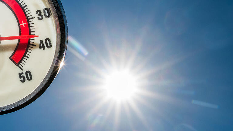 Heißes Sommerwetter       -  Da ist noch Luft nach oben: Mit 40,3 Grad Celsius im Schatten hat Kitzingen einen neuen deutschen Hitze-Rekord aufgestellt.