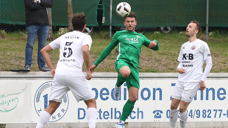 Max Hillenbrand (Mitte) vom TSV Abtswind erzielte das Tor des Tages beim Auswärtssieg gegen den TSV Kornburg. Max Hillenbrand (Mitte) vom TSV Abtswind erzielte das Tor des Tages beim Auswärtssieg gegen den TSV Kornburg.