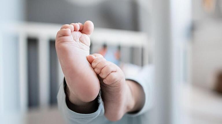 Die Füße eines Babys sind in einem Kinderbett zu sehen. Im vergangenen Jahr wurden in Deutschland weniger Kinder geboren als im Jahr davor. Laut dem Statistischen Bundesamt liegt das vor allem daran, dass die Zahl der Frauen im gebärstarken Alter erstmalig seit 2011 leicht zurückging. Foto: Fabian Strauch/dpa       -  Babys fangen zwischen dem siebten und zehnten Monat an zu krabbeln. Statten Eltern ihre Kinder dann mit Krabbelschuhen aus, ist Vorsicht geboten. Öko-Test hat in jedem zweiten Schuh krebserregende Stoffe entdeckt.