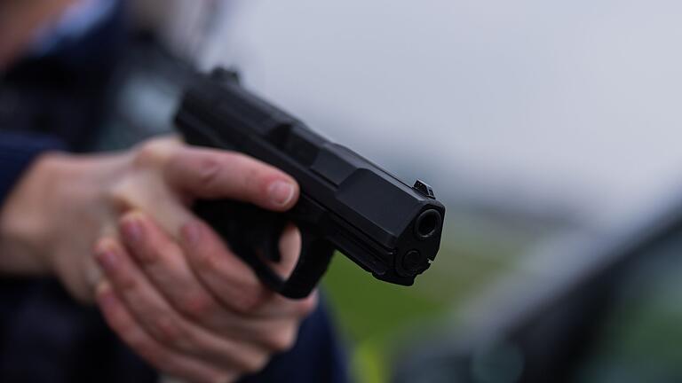 Pistole       -  Ein Polizist hält eine Pistole vom Typ Walther P99 in den Händen.