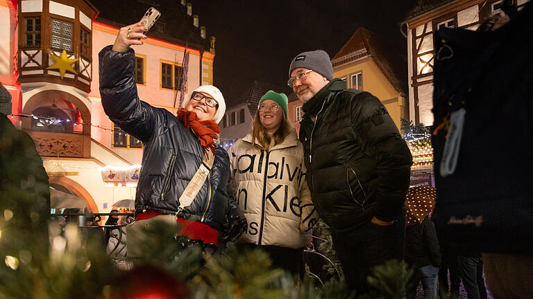 Volkacher Winterzauber       -  Zahlreiche Menschen besuchen am Sonntag (05.01.25) den Volkacher Winterzauber.