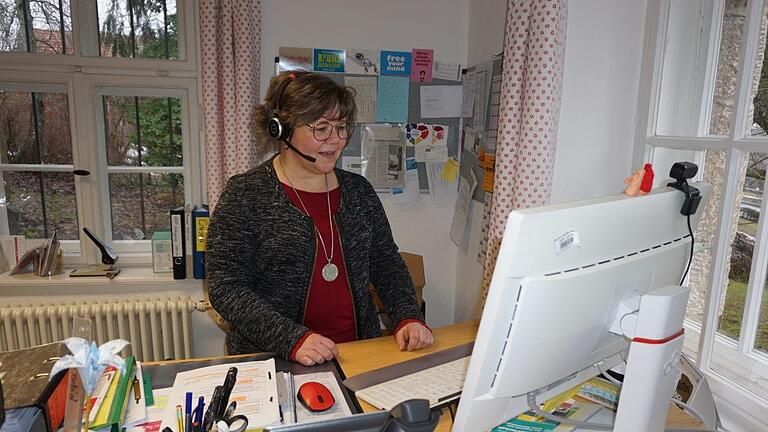 Die Schulleiterin der Bischofsheimer Hauswirtschaftsschule, Christina Weber-Hoch, unterrichtet aus ihrem Büro heraus per Webcam. Foto: Marion Eckert - Die Schulleiterin der Bischofsheimer Hauswirtschaftsschule, Christina Weber-Hoch, unterrichtet aus ihrem Büro heraus per Webcam. Foto: Marion Eckert Die Schulleiterin der Bischofsheimer Hauswirtschaftsschule, Christina Weber-Hoch, unterrichtet aus ihrem Büro heraus per Webcam. Foto: Marion Eckert - Die Schulleiterin der Bischofsheimer Hauswirtschaftsschule, Christina Weber-Hoch, unterrichtet aus ihrem Büro heraus per Webcam. Foto: Marion Eckert