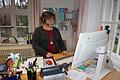 Die Schulleiterin der Bischofsheimer Hauswirtschaftsschule, Christina  Weber-Hoch, unterrichtet aus ihrem Büro heraus per Webcam. Foto: Marion  Eckert       -  Die Schulleiterin der Bischofsheimer Hauswirtschaftsschule, Christina  Weber-Hoch, unterrichtet aus ihrem Büro heraus per Webcam. Foto: Marion  Eckert