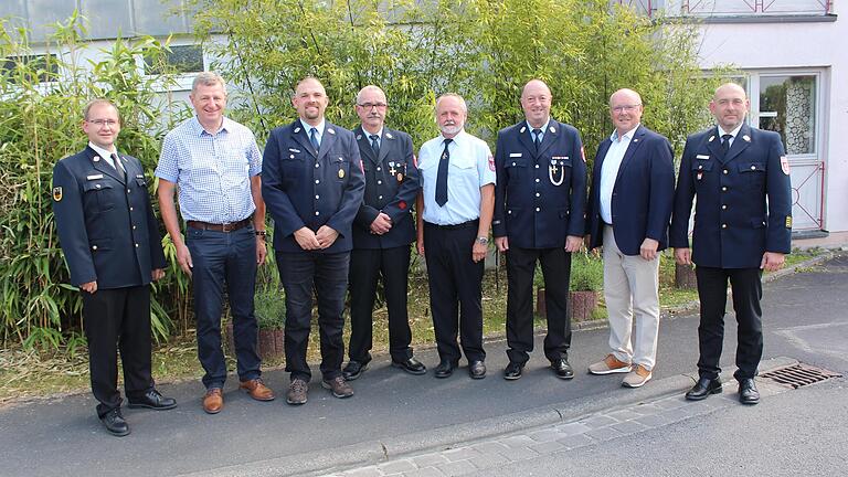 Ehrungen bei der Langenprozeltener Feuerwehr (von links): Kreisbrandinspektor Benjamin Egert, Thomas Ils (40 Jahre), Thomas Franz (25), Vorsitzender Dieter Marx (40), Ehrenkommandant Rainer Egert, Kommandant Stefan Ries (40), Bürgermeister Werner Herrbach und Kreisbrandrat Florian List. Ehrungen bei der Langenprozeltener Feuerwehr (von links): Kreisbrandinspektor Benjamin Egert, Thomas Ils (40 Jahre), Thomas Franz (25), Vorsitzender Dieter Marx (40), Ehrenkommandant Rainer Egert, Kommandant Stefan Ries (40), Bürgermeister Werner Herrbach und Kreisbrandrat Florian List.