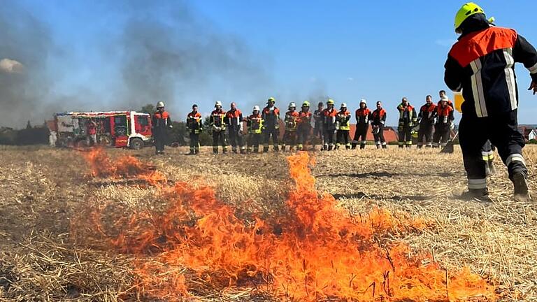 Bei Prichsenstadt wird ein Feldbrand geübt. Klassisches Werkzeug dabei: die Feuerpatsche und der Löschrucksack. Bei Prichsenstadt wird ein Feldbrand geübt. Klassisches Werkzeug dabei: die Feuerpatsche und der Löschrucksack.