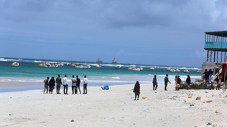 Terrorangriff in Somalia - Tote und Verletzte       -  Die Terrororganisation Al-Shabaab hat an einem beliebten Strand in der Hauptstadt Mogadischu zugeschlagen.