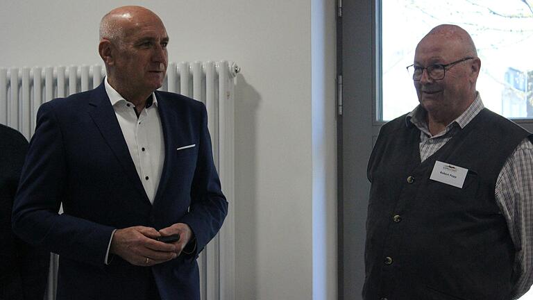 Robert Popp (rechts) hat die Materialien für die Ausstellung 'Kriegsende in Giebelstadt' zusammengetragen. Das Bild zeigt ihn bei der Eröffnung mit Bürgermeister Helmut Krämer.&nbsp;