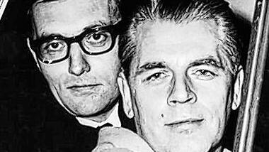 Wieder in Freiheit: &bdquo;Spiegel&ldquo;-Chef Rudolf Augstein (links) und Redakteur Conrad Ahlers im Februar 1963, nachdem Augstein wieder auf freien Fuß kam.