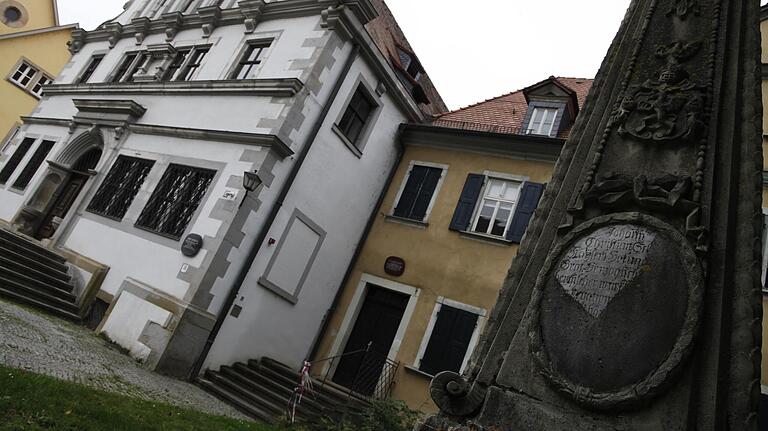 Im Alten Gymnasium (links) soll nach der Sanierung ein Aktionshaus im Rahmen des Kulturforums untergebracht werden, im Stadtschreiberhaus daneben die Verwaltung. Im Alten Gymnasium (links) soll nach der Sanierung ein Aktionshaus im Rahmen des Kulturforums untergebracht werden, im Stadtschreiberhaus daneben die Verwaltung.