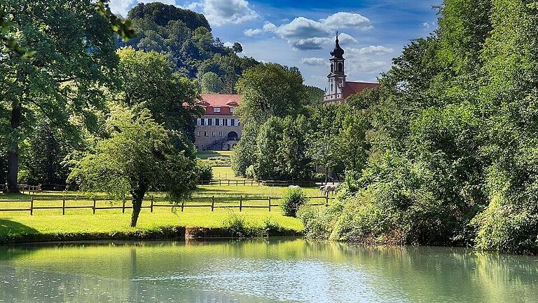 Schön und interessant: Vom Casteller Schlosspark aus sind das Fürstlich-Castellsche Schloss und die Dekanatskirche in ihrer barocken Pracht zu erkennen. Schön und interessant: Vom Casteller Schlosspark aus sind das Fürstlich-Castellsche Schloss und die Dekanatskirche in ihrer barocken Pracht zu erkennen.