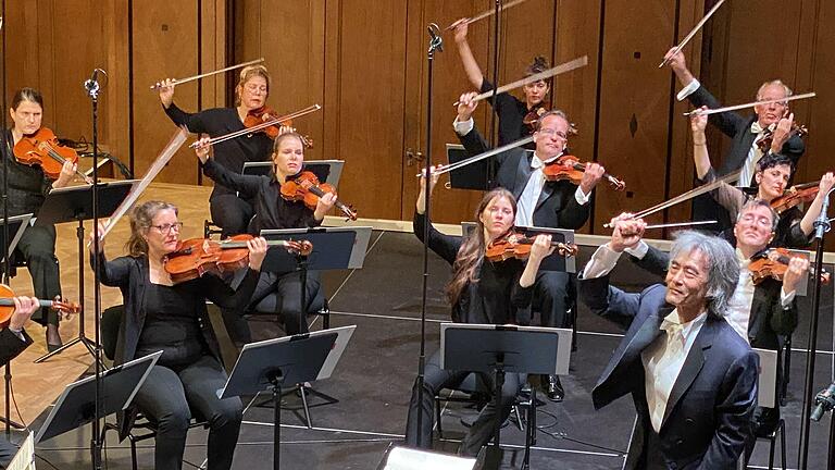 Ehrendirigent Kent Nagano (unten rechts) und das Deutsche Symphonie-Orchester Berlin spielten beim Kissinger Sommer 2021. Dei Verantwortlichen ziehen eine positive Bilanz.       -  Ehrendirigent Kent Nagano (unten rechts) und das Deutsche Symphonie-Orchester Berlin spielten beim Kissinger Sommer 2021. Dei Verantwortlichen ziehen eine positive Bilanz.