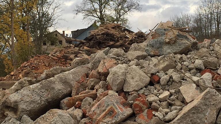 Hier wurden ordentlich Gesteinsmassen bewegt: Auf dem alten Rothhaupt-Gelände in Stockheim sind auf einem 8000 Quadratmeter großen Areal die alten Gebäude abgerissen worden. Das Gelände wird renaturiert und zu einem weitläufigen Freizeitbereich umgestaltet.