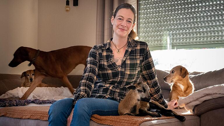 Nina Folle mit ihren Tieren in der Villa Abendsonne in Kleineibstadt. Kranke, alte und gehandicapte Tiere finden dort ein letztes Zuhause.