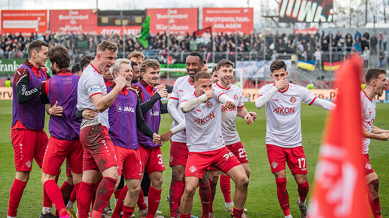 Die Würzburger Kickers gewinnen das Derby gegen den FC 05 Schweinfurt am Samstag 25.03.23 in der AKON Arena in Würzburg mit 3:1.