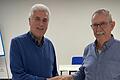 Vorsitzender Horst Dumor gratulierte Alfred Brand (rechts) zum 80. Geburtstag.