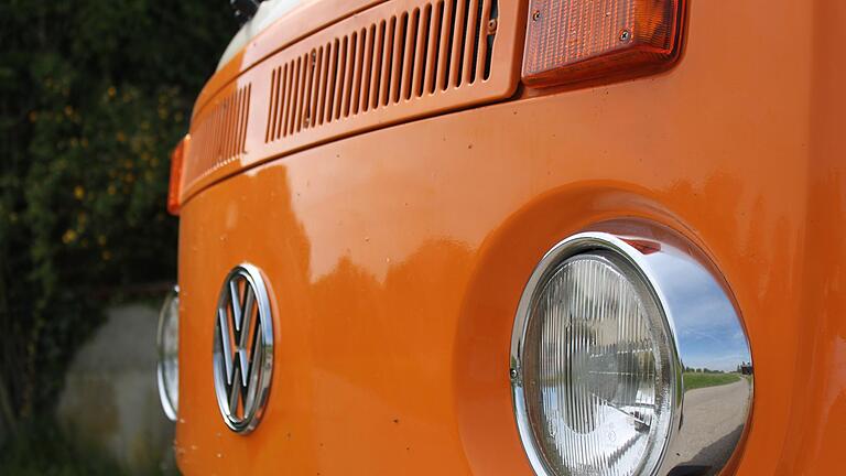 Ein Bulli mit Geschichte       -  Der Rügheimer Udo Gerner hat sich in Österreich einen alten VW-Bus gekauft. Was den Bulli aber einzigartig macht: Er stammt ursprünglich aus den Haßbergen und hat eine bewegte Geschichte hinter sich.