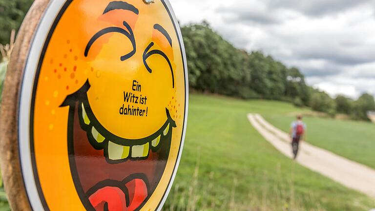 In der Region gibt es einige außergewöhnliche Wanderwege zu entdecken. Einige regen zum Lachen an, andere zum Singen oder die Seele baumeln lassen. Hinter dieser Drehscheibe verbergen sich Witze zum Lesen.&nbsp;