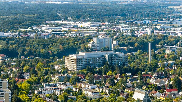 Das Leopoldina-Krankenhaus der Stadt Schweinfurt auf einer aktuellen Luftaufnahme im August.