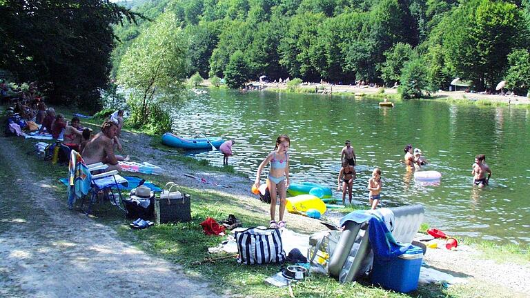 Der Sindersbachsee bei Langenprozelten war einmal ein beliebter Badesee, hier ein Bild von 2003. Jetzt ist Baden dort wieder verboten.