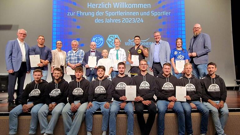 Für Erfolge ab bayerischer Ebene aufwärts wurden von der Gemeinde Veitshöchheim geehrt , v.l.n.r vorne die TGV-Basketball-Herren (Silber), hinten 2. Bürgermeister Elmar Knorz, Kraftsportler Oliver Wohlmuth (Silber), Gemeinderatsreferentin für Sport und Vereine Petra Dossler, die Kraftsportler Norbert Hanke  und Stefan Bauer (beide Gold), Gerätturnerin Mila Becker (Bronze), Badmintonspielerin Brid Stepper (Gold), Kickboxer Philipp Ulsamer (Gold), 1. Bürgermeister Jürgen Götz, Basketballspielerin Hanna Schraud (Silber) und 3. Bürgermeister Steffen Mucha.