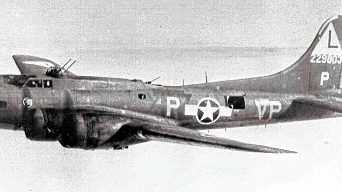 Das ist genau der B17-Bomber mit Bernardo Yorba am Steuer, der am 14. Oktober 1943 über Schweinfurt abgeschossen worden war. Die Aufnahme entstand nur wenige Tage vorher. Das ist genau der B17-Bomber mit Bernardo Yorba am Steuer, der am 14. Oktober 1943 über Schweinfurt abgeschossen worden war. Die Aufnahme entstand nur wenige Tage vorher.