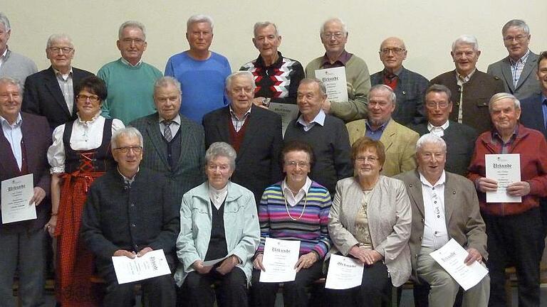 50 Jahre Vereinstreue: 84 Frauen und Männer der ersten Stunde ehrte Vorsitzender Markus Franz (rechts) teils in Abwesenheit beim Festkommers am Samstagabend (Block 1).