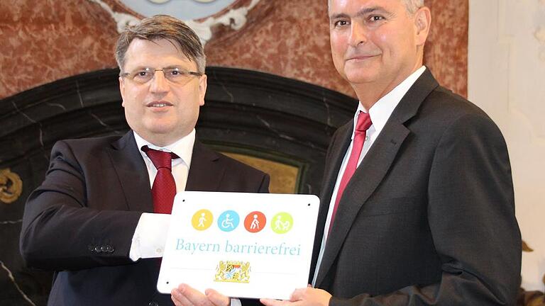 Durch einen ebenerdigen Eingangsbereich und einen Aufzug ist der Kaisersaal künftig barrierefrei zu erreichen. Das Schild „Bayern barrierefrei“ bringt dies zum Ausdruck. Durch einen ebenerdigen Eingangsbereich und einen Aufzug ist der Kaisersaal künftig barrierefrei zu erreichen. Das Schild „Bayern barrierefrei“ bringt dies zum Ausdruck.