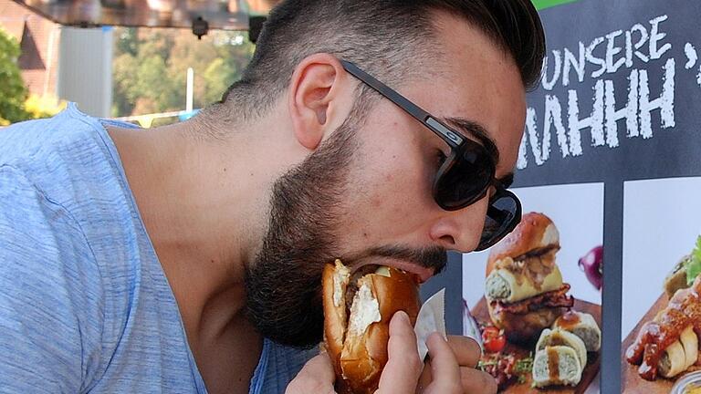 Streetfoodfestival in Marktheidenfeld: Sandro La Ferla lässt sich einen Maultaschenburger schmecken.