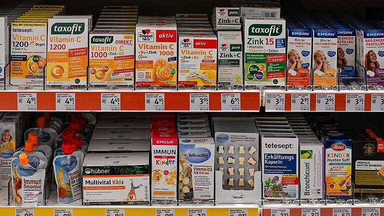 Es gibt sie in unzähligen Packungsgrößen und Zusammensetzungen: Vitaminpräparate, die das Immunsystem 'stärken' sollen. Kann das funktionieren oder geht's vor allem um den Verkauf? Es gibt sie in unzähligen Packungsgrößen und Zusammensetzungen: Vitaminpräparate, die das Immunsystem 'stärken' sollen. Kann das funktionieren oder geht's vor allem um den Verkauf?