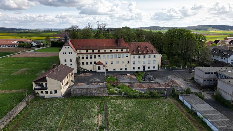 Schloss Löwenhain in Lebenhan: Bis zum Herbst 2024 wird es nichts mit dem geplanten Tennisinternat Bad Neustadt. Die Investorenphase ist laut Projektleiter Bernhard Modl derzeit noch nicht abgeschlossen. Schloss Löwenhain in Lebenhan: Bis zum Herbst 2024 wird es nichts mit dem geplanten Tennisinternat Bad Neustadt. Die Investorenphase ist laut Projektleiter Bernhard Modl derzeit noch nicht abgeschlossen.