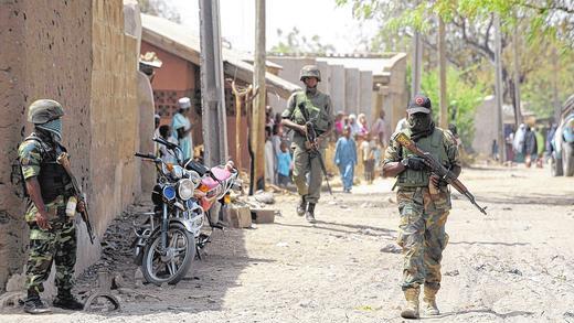 Die Stadt Baga im Norden Nigerias: Das Archivfoto zeigt Regierungssoldaten bei einer Patrouille. Die Terrorgruppe Boko Haram soll in der Stadt und umliegenden Dörfern mehrere Hundert Menschen getötet haben.