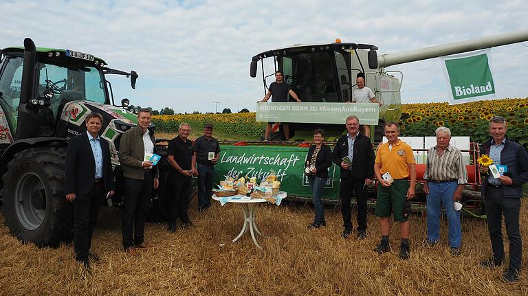 Für die Aktion 'Essen aus Bayern' des Bayerischen Bauernverbands machte der Aktionstraktor in Erlenbach Halt. Mit dabei: Bürgermeister Georg Neubauer, stellvertretender Landrat Christoph Vogel, Alban Höfling vom BBV-Vorstand, stellvertretender Kreisobmann Karl Köhler, Kreisbäuerin Maria Hossmann, Kreisbauernobmann Reinhard Wolz, Franz-Josef Väth und sein Vater Erich Väth sowie BBV-Geschäftsführer Elmar Konrad. Auf dem Mähdrescher stehen Väths Mitarbeiter Simon Endrich und Bruder Werner Väth.