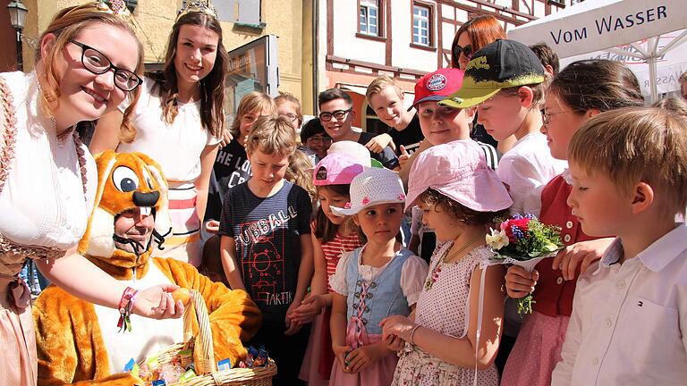 So war es 2019: Gemeinsam mit Osterhase Franz verteilten die Fränkische Weinkönigin Carolin Meyer (rechts) und Volkachs Weinprinzessin Katharina Schmitt (links) bunter Ostereier und Süßigkeiten. So war es 2019: Gemeinsam mit Osterhase Franz verteilten die Fränkische Weinkönigin Carolin Meyer (rechts) und Volkachs Weinprinzessin Katharina Schmitt (links) bunter Ostereier und Süßigkeiten.