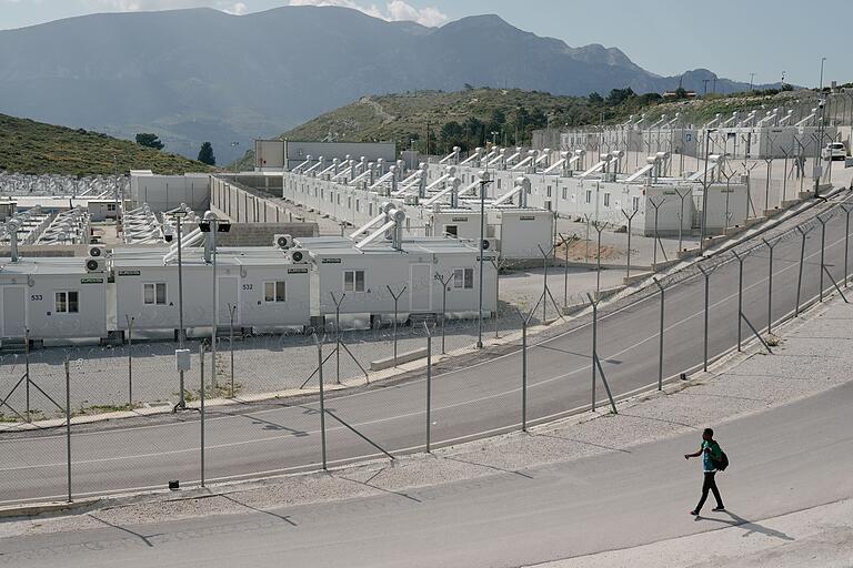 Griechenland, Samos CCAC: Ein Mensch geht an einem Camp für Geflüchtete entlang. Das Foto von Lorenz Mehrlich wurde Gesamtsieger im Wettbewerb 'Pressefoto Bayern'. Griechenland, Samos CCAC: Ein Mensch geht an einem Camp für Geflüchtete entlang. Das Foto von Lorenz Mehrlich wurde Gesamtsieger im Wettbewerb 'Pressefoto Bayern'.