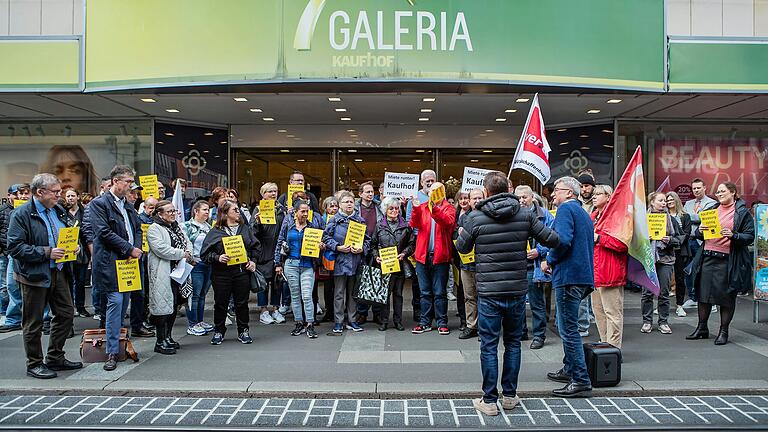 Anfang Mai versammelten sich die Beschäftigten von Galeria Karstadt Kaufhof vor dem Gebäude in Würzburg und demonstrierten gegen die Schließung. Nun kamen die Kündigungen.