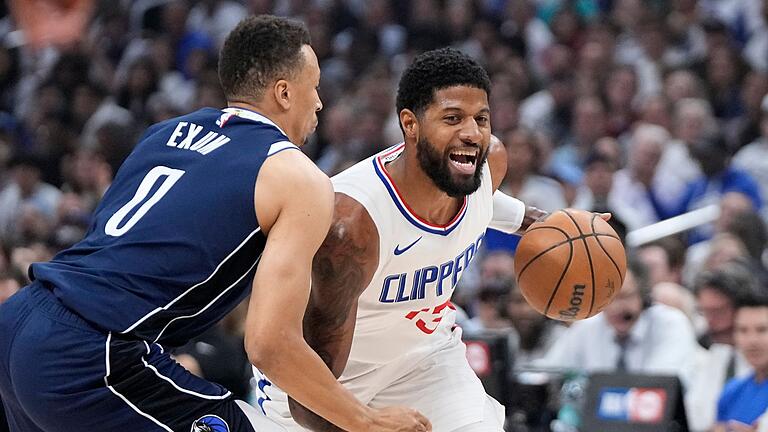 Paul George       -  Paul George (r) wechselt innerhalb der NBA zu den Philadelphia 76ers.