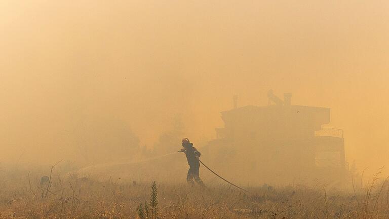 Großbrand nahe Athen       -  Dichter Rauch macht das Atmen unmöglich