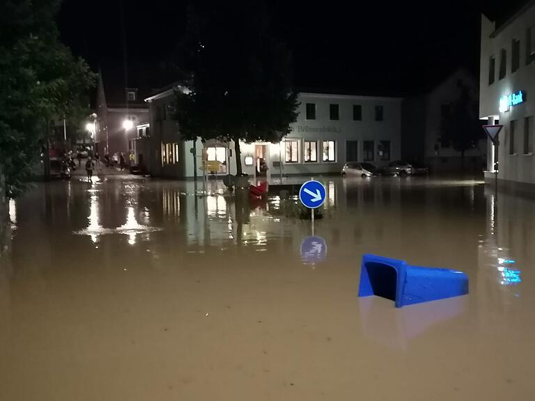 Überflutet: Nach einer Sturzflut staut sich am 3. August das Wasser in der Reichenberger Ortsmitte. Überflutet: Nach einer Sturzflut staut sich am 3. August das Wasser in der Reichenberger Ortsmitte. 