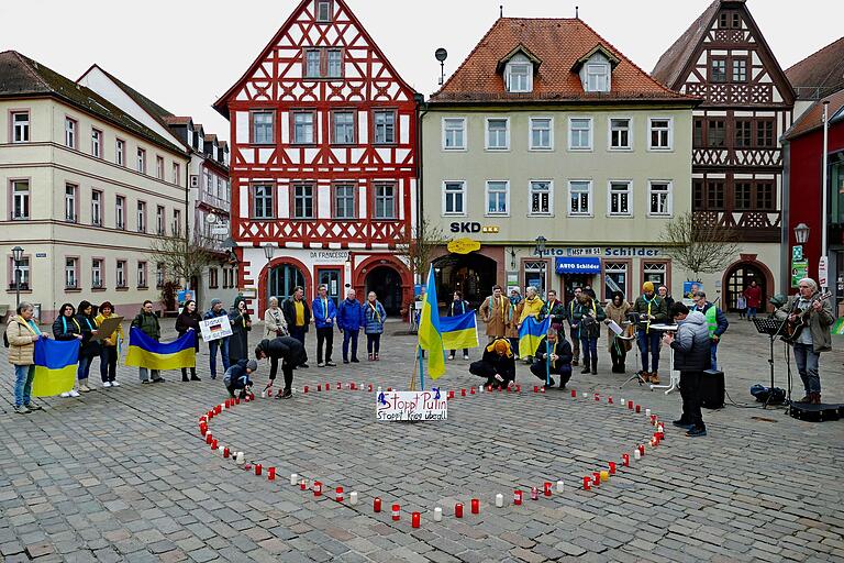 Ein Herz aus Kerzen formten die Teilnehmenden der Mahnwache, in der Mitte steht auf einem Schild 'Stoppt Putin' und 'Stoppt Krieg überall'. Ein Herz aus Kerzen formten die Teilnehmenden der Mahnwache, in der Mitte steht auf einem Schild 'Stoppt Putin' und 'Stoppt Krieg überall'.