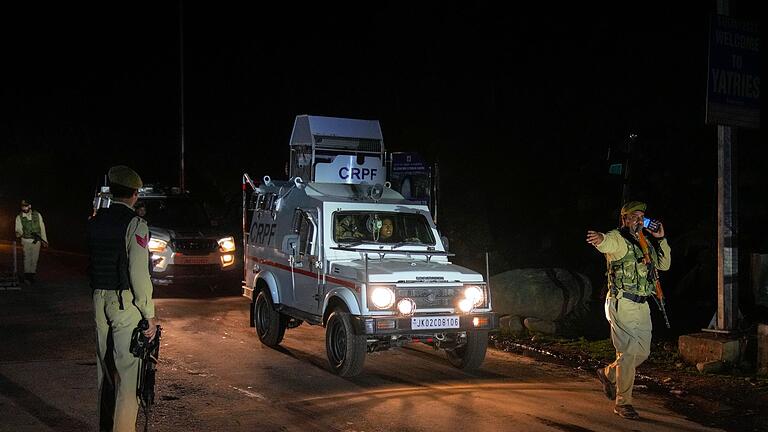Mutmaßliche Extremisten schießen auf Touristen in Kaschmir       -  Indische Polizisten kontrollieren Straßen im Süden Kaschmirs, nachdem dort Angreifer wahllos das Feuer auf Touristen eröffnet haben.