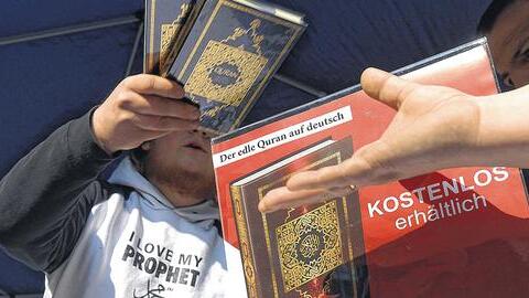 Propaganda: Salafisten verteilen in Deutschland kostenlose Koran-Ausgaben.