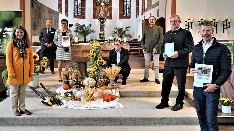 Der Kreisverband des Bayerischen Bauernverbands feierte Erntedank und Geburtstag in der Wallfahrtskirche 'Maria im Grünen Tal' in Retzbach mit von links: Landrätin Sabine Sitter, Alexander Hoffmann (Mitglied des Bundestags), Kreisbäuerin Maria Hoßmann, Stefan Köhler (Präsident BBV Unterfranken), Bernhard Schwab (Amt für Ernährung, Landwirtschaft und Forsten Karlstadt), Reinhard Wolz (Kreisobmann BBV Main-Spessart) und Elmar Konrad (Geschäftsführer BBV Main-Spessart).