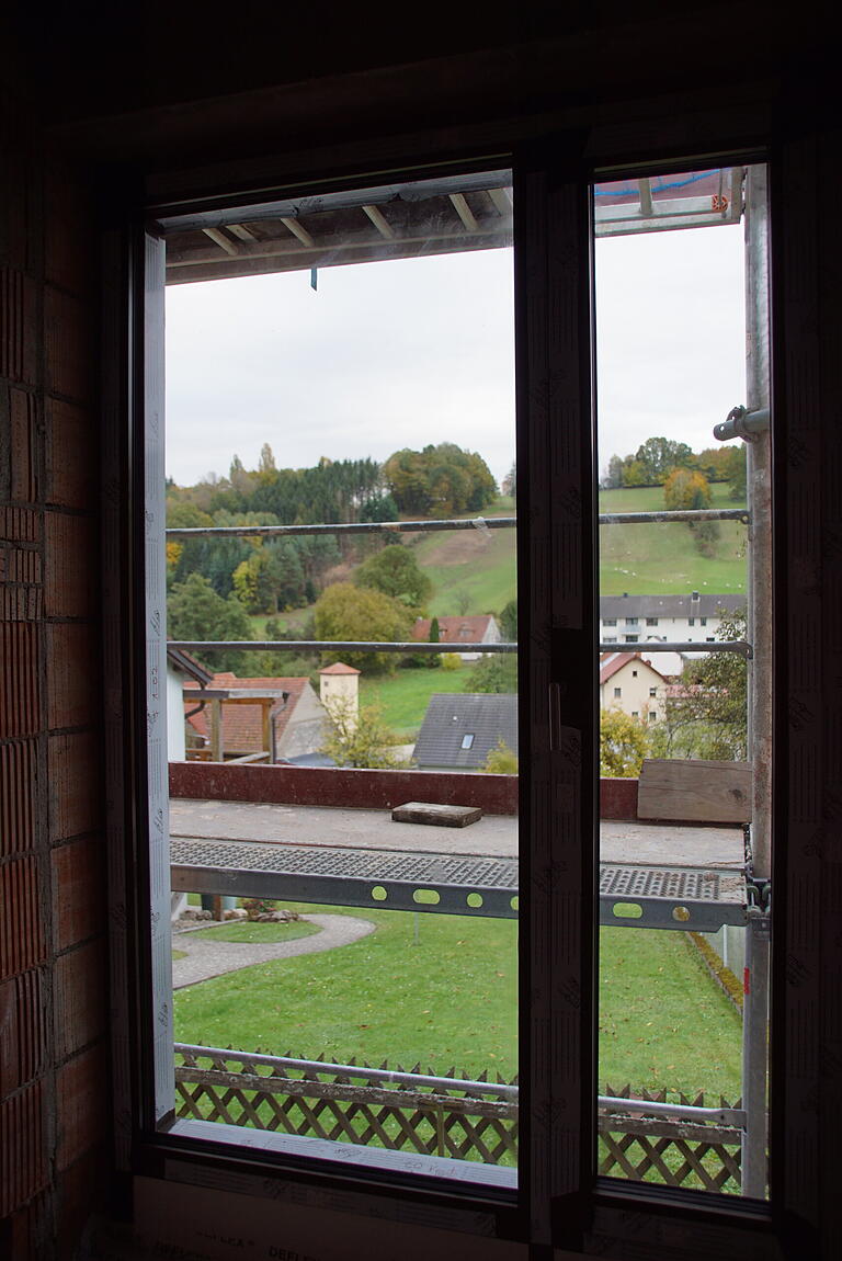 Gegenüber des neuen Haupteingangs ins Armin-Knab-Haus gibt es ein großes Panorama-Fenster mit Blick auf den Skihang.