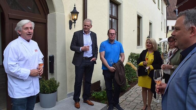 Bernhard Reiser (links) begrüßte viele Gäste, darunter (von links) Gerald Wüst, Thomas Hemmelmann (beide Divino), Landrätin Tamara Bischof, Bürgermeisterin Sibylle Säger und Bürgermeister Heiko Bäuerlein.