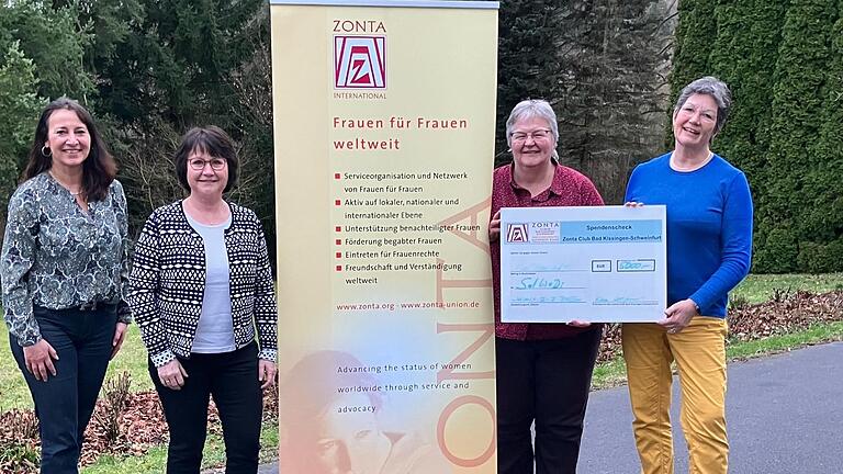 Den Zonta-Scheck über 5000 Euro überbrachten die Vereinsmitglieder (von links) Corina Büttner, die stellvertretende Vorsitzende Maria Seiwert und Vorsitzende Franziska Bickel an die Leiterin der Beratungsstelle Solwodi in Bad Kissingen, Renate Hofmann (Zweite von rechts).