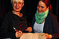 Noch schnell eine Widmung: Autorin Sabine Friedrich (links) nach der Lesung aus ihrem Widerstands-Roman &bdquo;Wer wir sind&ldquo; in der Rathaushalle in Haßfurt, hier mit Juso-Unterbezirkschefin Caroline Holzinger.