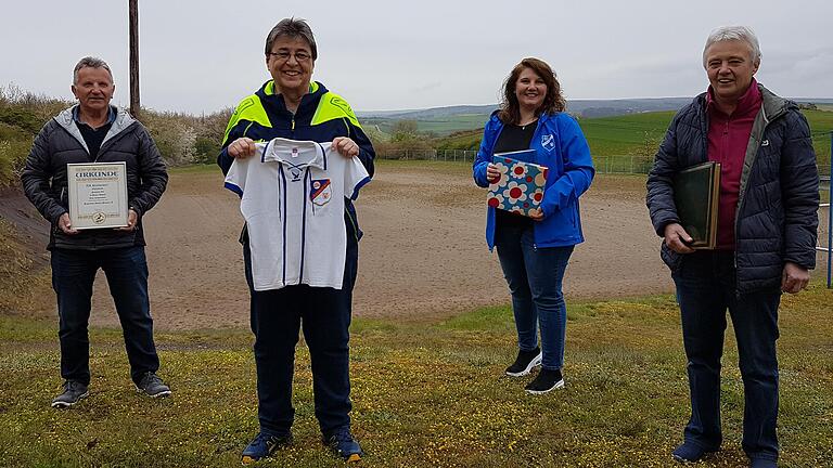 Erinnerungsstücke wie das erste Trikot, eine Meisterurkunde und Fotoalben halfen dem Trainer Ruthard Brand (von links), Anita Full, der&nbsp; DJK-Vorsitzenden Ines Brand und Roswitha Helmerich  bei der Reminiszenz an die Gründung einer Damenmannschaft bei der DJK Kleinbardorf vor 50 Jahren.